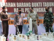 Pemerintah Provinsi DKI Jakarta menerima tabung oksigen hasil pengungkapan importasi ilegal Kepolisian Resor Metro Jakarta Pusat di Monumen Nasional, Jakarta Pusat, pada Selasa (27/7). beritajakarta pemprov DKI