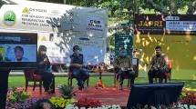 Gubernur Jawa Barat Ridwan Kamil bersama Plt. Dirjen Industri Agro Kemenperin Putu Juli Ardika pada acara penerimaan bantuan empat ISO Tank oksigen cair dengan total volume 85,8 ton dari industri pulp dan kertas di pelataran Gedung Sate Bandung, Jawa Barat 