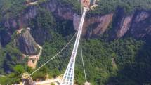 Jembatan Kaca Grand Canyon Zhangjiajie, Hunan, China (BBC)