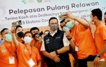 Gubernur Anies dan Relawan Kesehatan