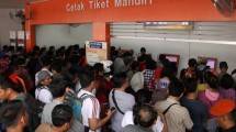 Ilustrasi Antrian Tiket Kereta Api (tempo)