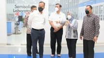 Menperin Agus bersama Menteri Kesehatan Budi Gunadi Sadikin saat mendampingi Menteri Koordinator Bidang Kemaritiman dan Investasi Luhut Binsar Panjaitan meninjau pabrik Wardah