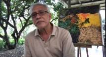 Iwan Fals dengan latar lukisan karyanya yang akan di lelang di acara ulang tahun SCTV