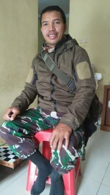 Jutaan Netizen Terharu! Anggota TNI AD Ini Asuh 3 Anak yang Ditinggal Orang Tua karena Covid-19, KPAI: Kita Beri Apresiasi untuk Sertu TNI Edu Marung