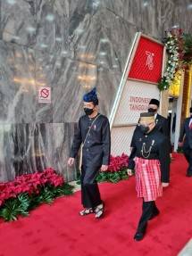 Keren! Presiden Jokowi Mengenakan Pakian Adat Khas Suku Baduy Bewarna Hitam dengan Sendal Jepit di DPR