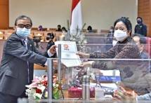 Juru Bicara F-PKS Hermanto menyerahkan pandangan F-PKS atas RUU tentang Pertanggungjawaban atas Pelaksanaan RUU APBN TA 2020 pada Rapat Paripurna kepada Ketua DPR RI Dr. (H.C) Puan Maharani, di Gedung Nusantara II, Senayan, Jakarta