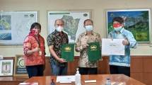 Direktur Utama PT Jababeka Morotai, Basuri Tjahaja Purnama dan Setiawan Mardjuki selaku Direktur Jababeka bersama Direktur dari PT Binamitra Kwartasedaya Laurencius Wisnu Budiman seusai manandatangani perjanjian kerja sama