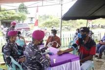 Prajurit Korps Marinir Laksanakan Serbuah Vaksinasi di Sorong Papua