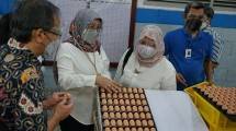 Plt Dirjen IKMA Kemenperin, Reni Yanita saat melakukan kunjungan kerja di industri aneka, yakni PT YKK Zipco Indonesia dan PT Mattel Indonesia.