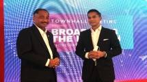 Direktur PT Visi Media Asia Arief Yahya bersama President Director Viva Anindya N. Bakri pada Townhall Meeting 