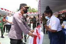 Kapolri, Jenderal Polisi Drs. Listyo Sigit Prabowo, M.Si., menyerahkan bantuan satu unit oksigen generator untuk penanganan kasus Covid-19 di Papua. 