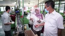 Plt. Dirjen IKMA Reni Yanita bersama Juru Bicara Kemenperin Febri Hendri saat kunjungan kerja ke PT A.W. Faber-Castell Indonesia dan PT Yamaha Music Manufacturing Asia di Bekasi
