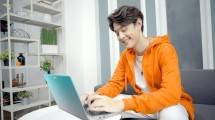 Bekerja secara daring dengan Laptop kesayangan