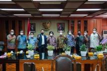 Menteri Lingkungan Hidup dan Kehutanan Siti Nurbaya berdiskusi dengan Ketua Panitia Peringatan Hari Pers Nasional (HPN) 2022 Auri Jaya, di Kementerian Lingkungan Hidup dan Kehutanan (KLHK), Jakarta, 