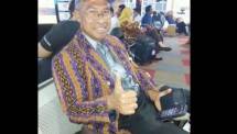 Pater Alex Dhae SVD saat di bandara, ketika berlibur ke Indonesia (sumber: FB/Pater Alex)
