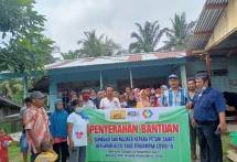 SPKS Bagikan Sembako ke Petani Kelapa Sawit Berlahan Kecil 