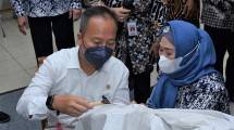 Menperin Agus Gumiwang Kartasasmita saat memperingati Hari Batik Nasional