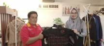 Perancang Busana Nina Nugroho dan Ketum FORWAN Buyil