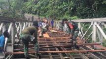 Aksi Cepat Satuan TNI Trampil Perbaiki Jembatan di Yalimo Papua