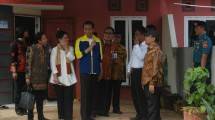Presiden Jokowi, Menteri BUMN Rini Soemarno dan Dirut BTN Maryono tinjau perumahan di Balikpapan Kaltim (Foto Setpres)