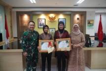 Pangkostrad Letjen Dudung Abdurachman Berikan Piagam Penghargaan Kepada Anggota Persit Kostrad yang Berprestasi Pada PON XX