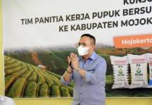 Anggota Komisi IV DPR RI Andi Akmal Pasluddin saat mengikuti kunjungan Panja Pupuk Bersubsidi dan Kartu Tani Komisi IV DPR RI ke KUD Tani Jaya, Kecamatan Kemlagi, Mojokerto, Jawa Timur, Kamis (11/11/2021). Foto:Hanum/Man
