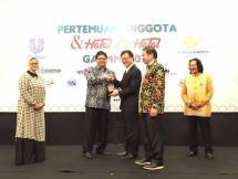 Menteri Perindustrian, Airlangga Hartarto bersama Ketua Umum Gabungan Pengusaha Makanan dan Minuman Indonesia (GAPMMI), Adhi Lukman saat acara Halal Bihalal anggota GAPMMI