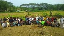 Puluhan Mahasiswa UGM Lakukan Kuliah Kerja Nyata dengan Menanam Pohon Petai di KEK Tanjung Lesung, Jumat (14/7/2017)