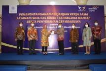 Bank Mandiri Taspen melalui Komisaris Utama Mustaslimah menyerahkan bantuan beasiswa senilai Rp.150.000.000 kepada pihak Universitas Gadjah Mada (UGM) yang diterima secara langsung oleh Rektor Panut Mulyono, Yogyakarta, Kamis (25/11). (dari kiri-kanan) yang mendampingi Mustaslimah dan Panut Mulyono: Direktur Bisnis Maswar Purnama, Direktur Utama Bank Mandiri Taspen Elmamber P. Sinaga, Wakil Rektor Bidang Sumber Daya Manusia dan Aset UGM Bambang Agus Kironoto, Direktur Kemitraan, Alumni dan Urusan Internasio