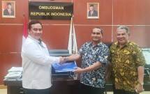 caption : Yoyok Sismoyo penasihat hukum CV Line melaporkan Universitas Islam Negeri (UIN) ke Ombudsman RI yang diterima , Anggota Ombudsman RI, Yeka Hendra Fatika, Senin 29 November 2021