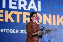 Menkeu Sri Muyani saat meluncurkan materai elektronik