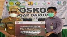 Penyerahan bantuan untuk korban Gunung Semeru oleh OJK dan IJK