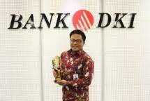 Direktur Kredit UMK & Usaha Syariah Bank DKI menerima penghargaan Bank DKI sebagai Bank Syariah Regional Inovasi Digital Terbaik kategori Unit Usaha Syariah BPD pada acara penghargaan Anugerah Syariah Republika 2021