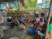 Satgas Pamtas Yonif 126/KC Melaksanakan Komsos Sambil Masak Bersama 