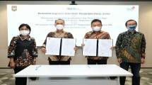 Direktur Jenderal Kependudukan dan Pencatatan Sipil Zudan Arif Fakrulloh (kedua dari kiri) bersama Direktur Utama Telkom Ririek Adriansyah (kedua dari kanan) usai penandatanganan Adendum Perjanjian Kerja Sama