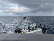 KRI Parang-647 Tarik Kapal Pengungsi Rohignya 