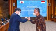 Menteri Perindustrian RI Agus Gumiwang Kartasasmita saat melakukan pertemuan dengan Menteri Ekonomi, Perdagangan, dan Industri (METI) Jepang, Koichi Hagiuda.