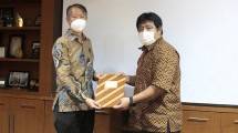 Direktur Utama PT Jababeka Infrastruktur Tjahjadi Rahardja bersama Direktur ICTel Achmad Banani