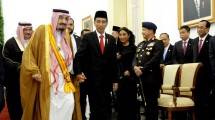 Presiden Jokowi bergandengan dengan Raja Salman dalam rangkaian kunjungan kenegaraan di Istana Kepresidenan Bogor, Jawa Barat, Rabu (1/3). (Foto: Setkab/Agung)