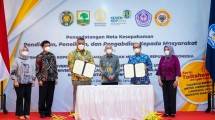 MenKopUKM Teten Masduki saat menandatangani perjanjian kerja sama dengan 5 perguruan tinggi