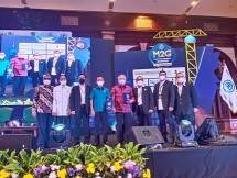 Menteri Investasi/BKPM, Bahlil Lahadalia (ke-4 dari kiri), bersama Menteri PUPR, Basuki Hadimuljono (ke-5 dari kiri) berpose bersama para pengurus Gapensi dalam acara M2G Gapensi 2022 di Hotel Bidakara, Jakarta Selatan. (Foto: Humas Gapensi)