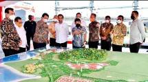 Menperin Agus Gumiwang Kartasasmita saat mendampingi Presiden Jokowi meninjau proyek alumni refinery PT. Bintan Alumnia Indonesia