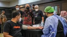MenKopUKM Teten Masduki saat meninjau vaksinasi booster untuk UMKM