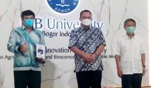 Chairman dan Founder Jababeka Group Setyono Djuandi Darmono bersama Direktur Utama Jababeka Morotai Basuri Tjahja Purnama saat menemui Rektor IPB Arif Satria (Foto: Ridwan/Industry.co.id)