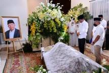 Presiden Jokowi Takziah ke Rumah Duka Almarhum Arifin Panigoro