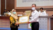 Menperin Agus Gumiwang Kartasasmita saat menyerahkan bantuan untuk Universitas Hasanuddin, Makassar