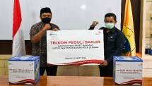 Komisaris Telkom Wawan Iriawan (kiri) menyerahkan simbolis bantuan Telkom Peduli Banjir Serang kepada Walikota Serang H. Syafrudin 