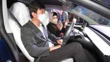 Foto : Wakil Direktur Utama BNI Adi Sulistyowati bersama pemenang hadiah grand prize Mobil listrik mewah Tesla Model 3 Ryan di Menara BNI Pejompongan