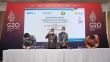 Ricky Hartono, Direktur Keuangan PT Arkora Hydro (paling kiri) dalam penandatanganan kesepakatan jual-beli listrik dengan PLN untuk pengembangan pembangkit listrik tenaga EBT di sela acara 1st Energy Transition Working Group (ETWG) G20. 
