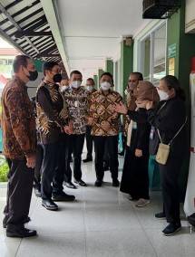 Ki-ka: Kepala Departemen Pengawasan Pasar Modal 1A OJK, Luthfy Zain Fuady; Ketua ISEI Jaya, Inarno Djajadi; Ketua Bidang Sosial dan Kemasyarakatan ISEI, Uriep Budhi Prasetyo; Ketua HUT ke-44 Pasar Modal Indonesia, Syafruddin; Rektor UPNVJ, Dr. Erna Hernawati (kerudung cokelat); Wakil Rektor Bidang Kemahasiswaan dan Kerja Sama UPNVJ, Dr. dr. Ria Maria Theresa, SpKj. MH (paling kanan)